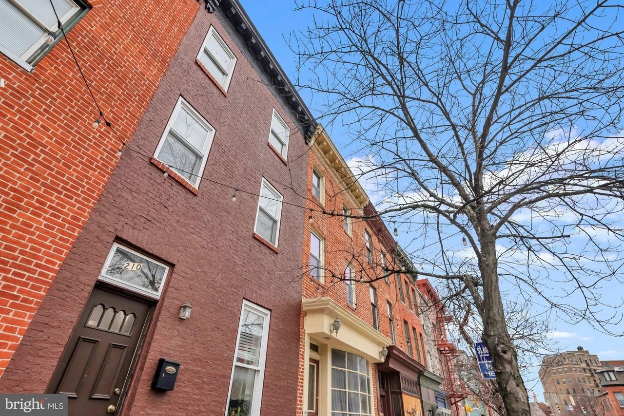 210 W Read St - Photo 2 of 11