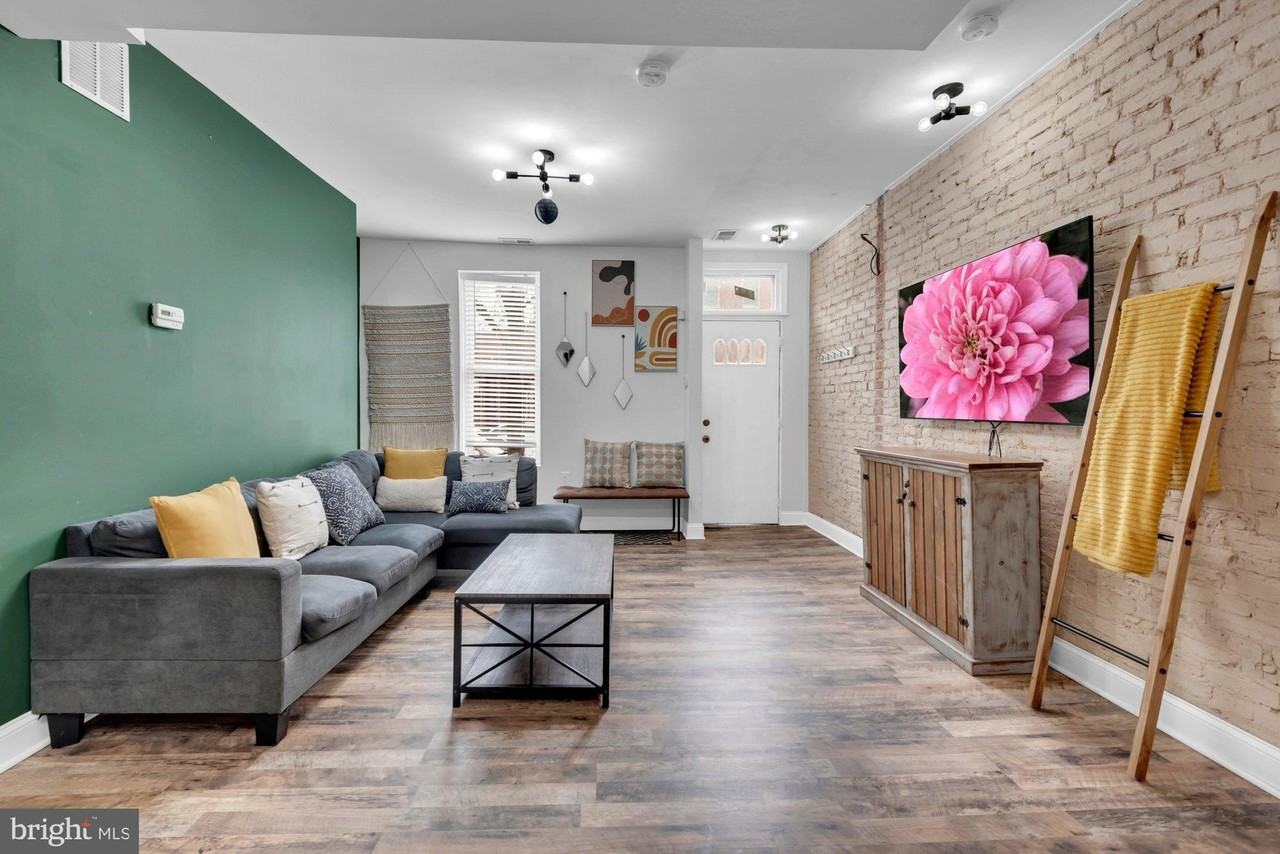 210 W Read St - Photo 3 of 11