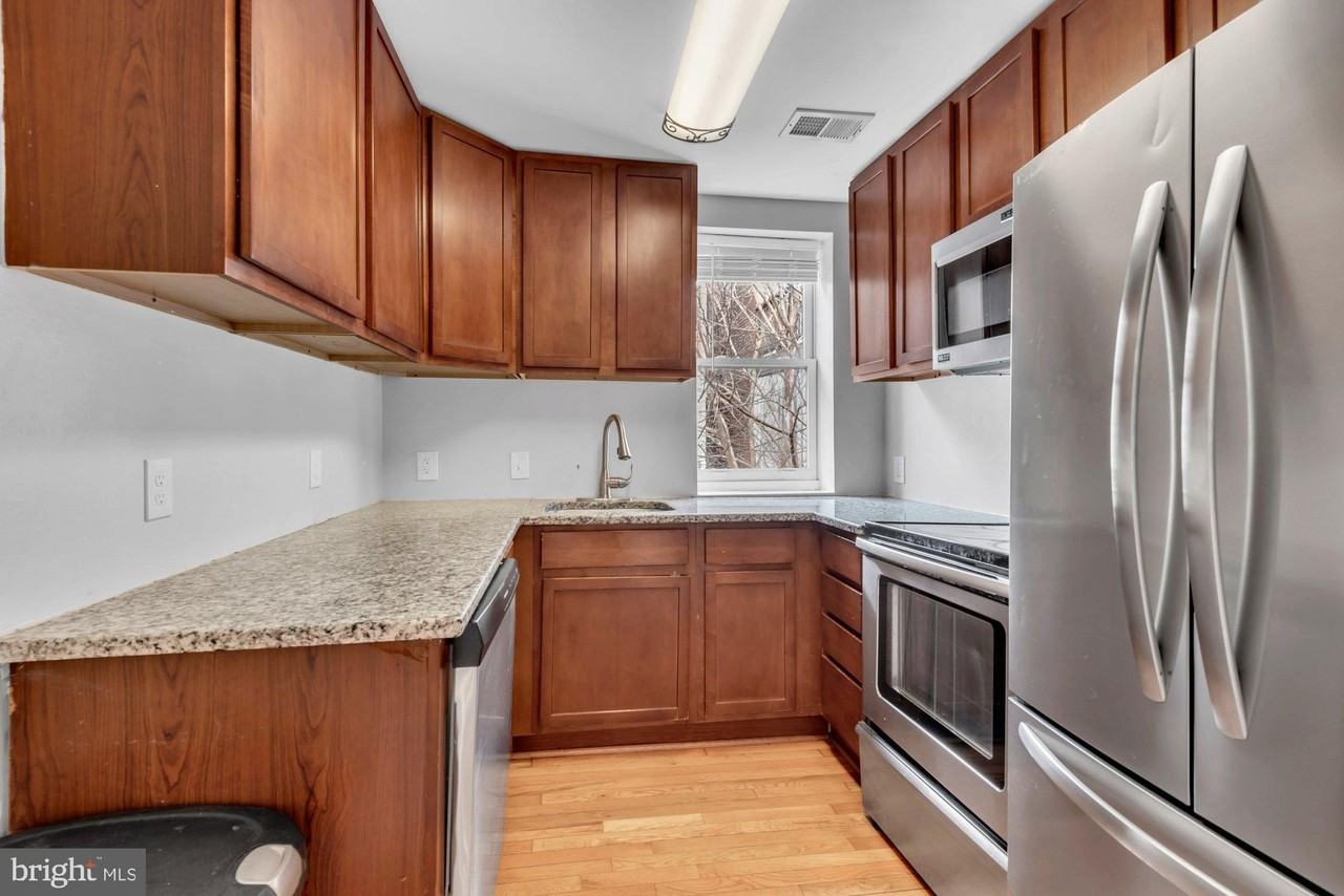 210 W Read St - Photo 4 of 11