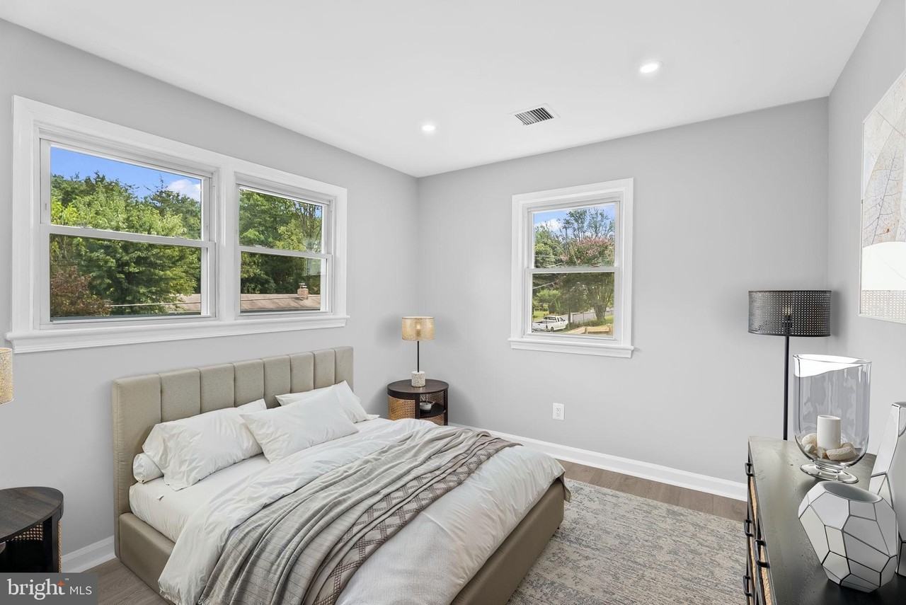 5822 Brookview Drive - Photo 5 of 39