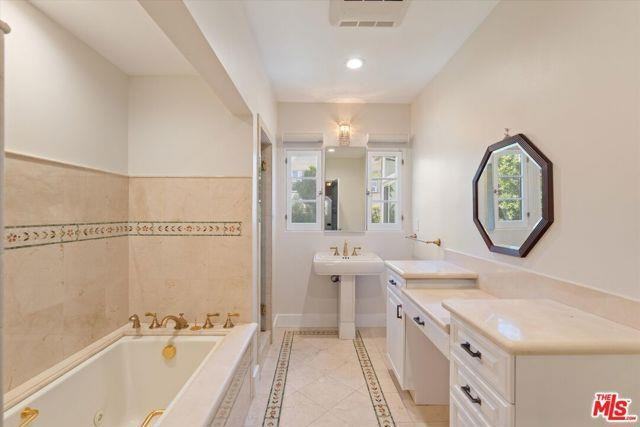 208 South Rodeo Drive - Photo 7 of 8