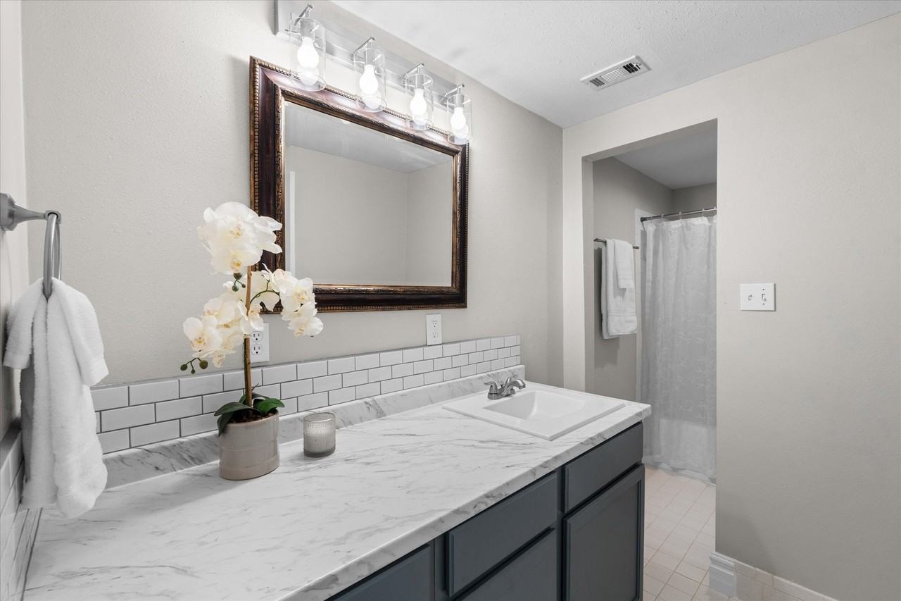 5314 Manor Creek Ln - Photo 2 of 18