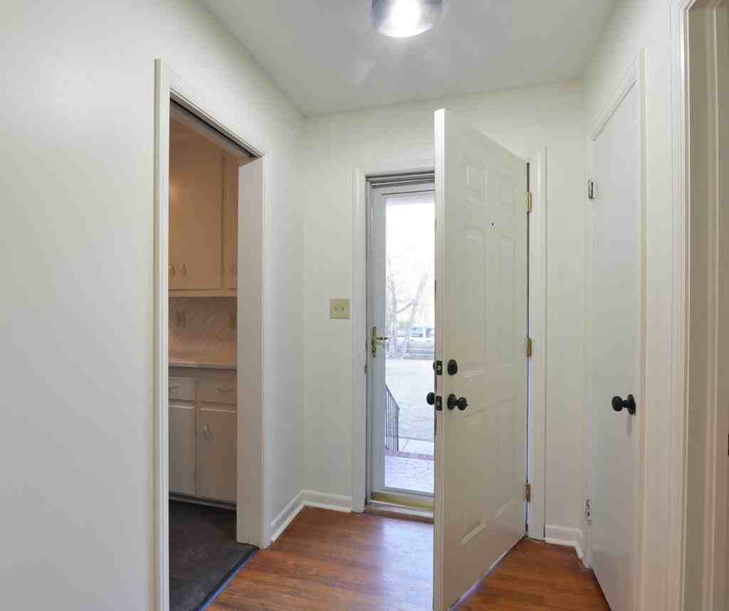 1811 W Lakeridge Dr - Photo 2 of 25