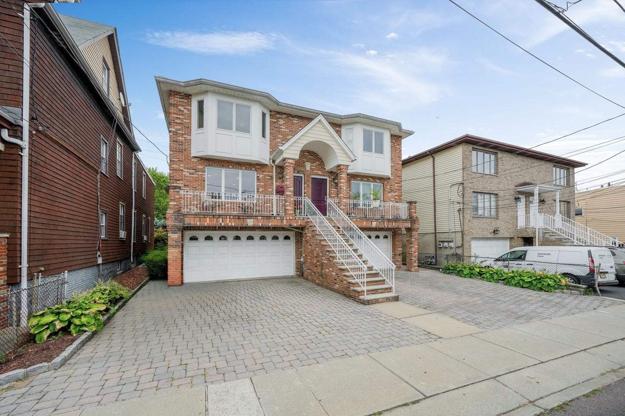 284 John St - Photo 2 of 12