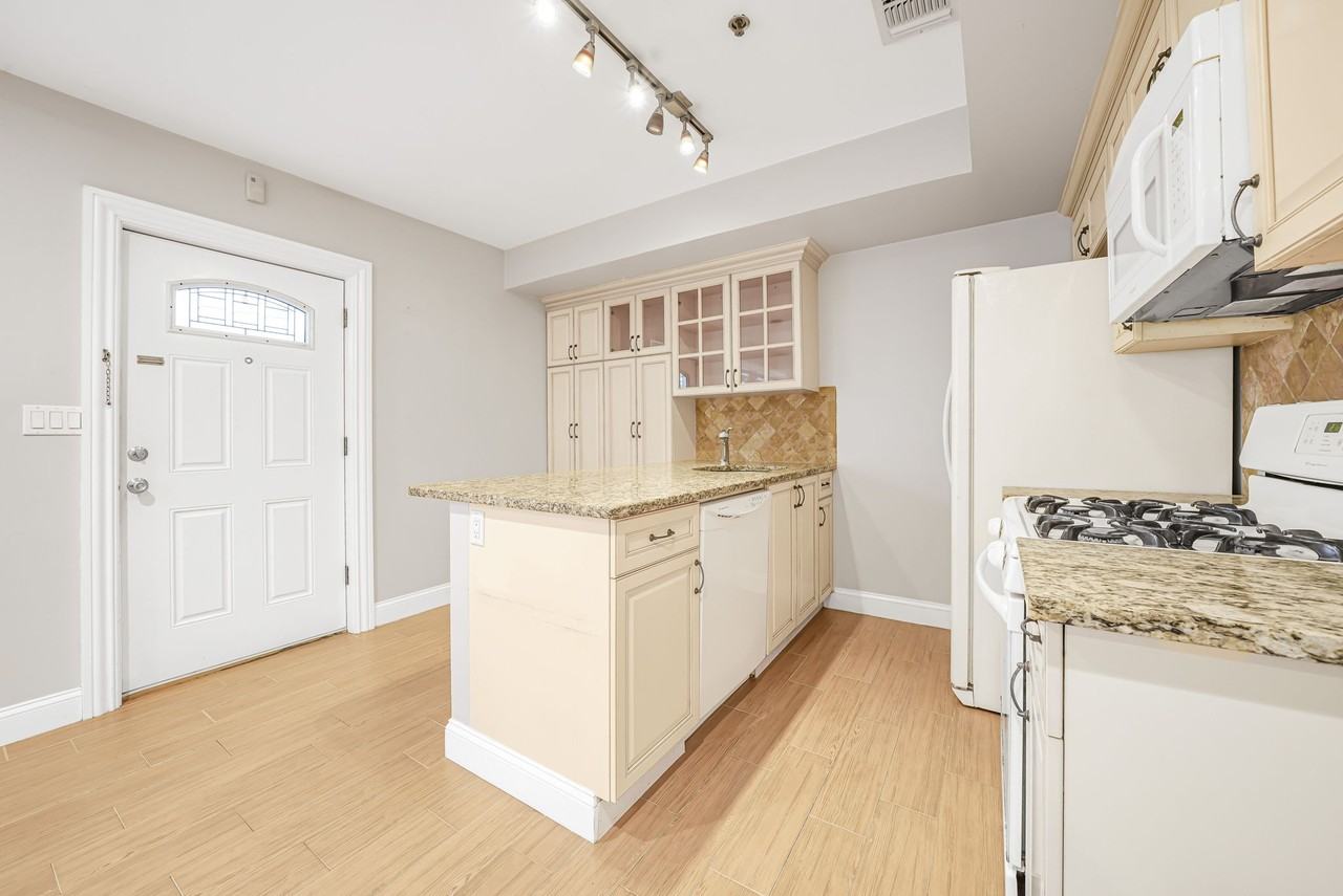 284 John St - Photo 4 of 12