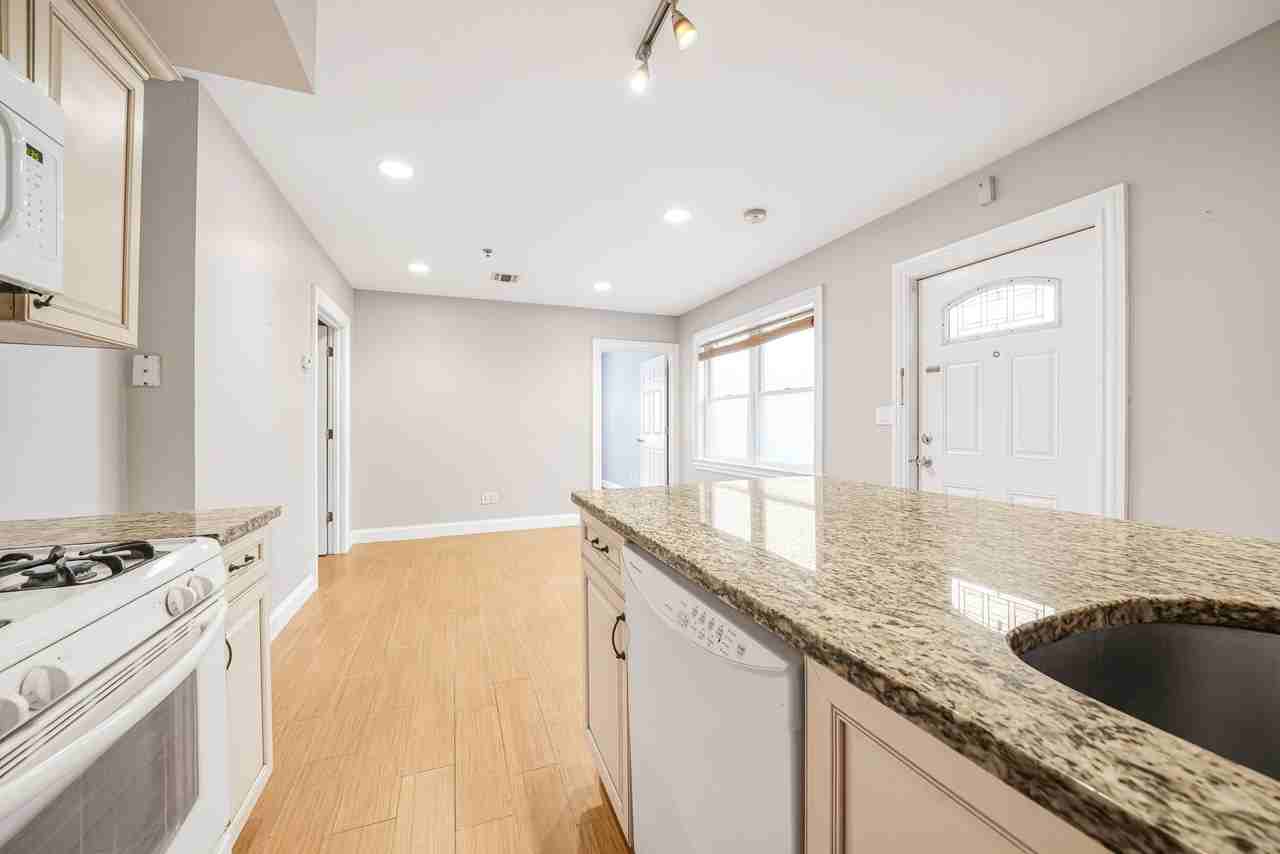 284 John St - Photo 5 of 12