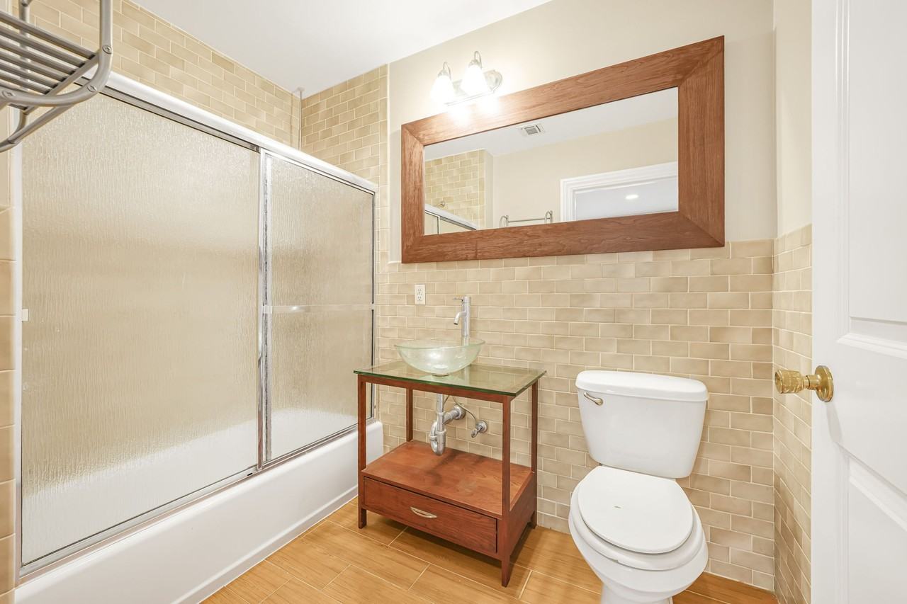 284 John St - Photo 6 of 12