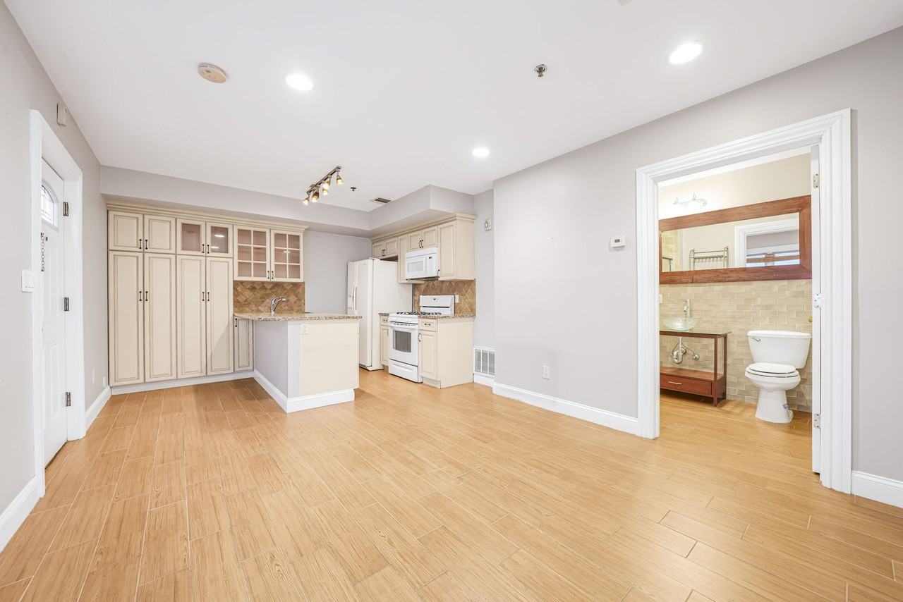 284 John St - Photo 7 of 12