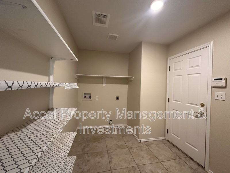 819 Briarwood Dr - Photo 6 of 19