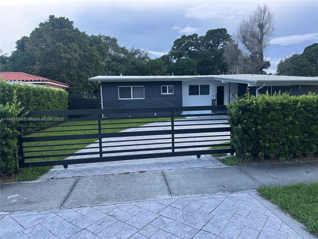 840 Ne 159th St - Photo 2 of 8