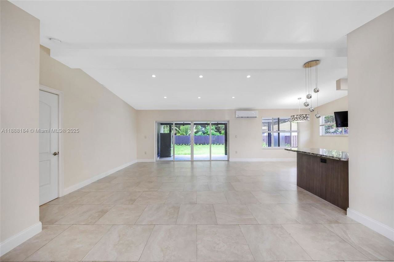 840 Ne 159th St - Photo 5 of 8