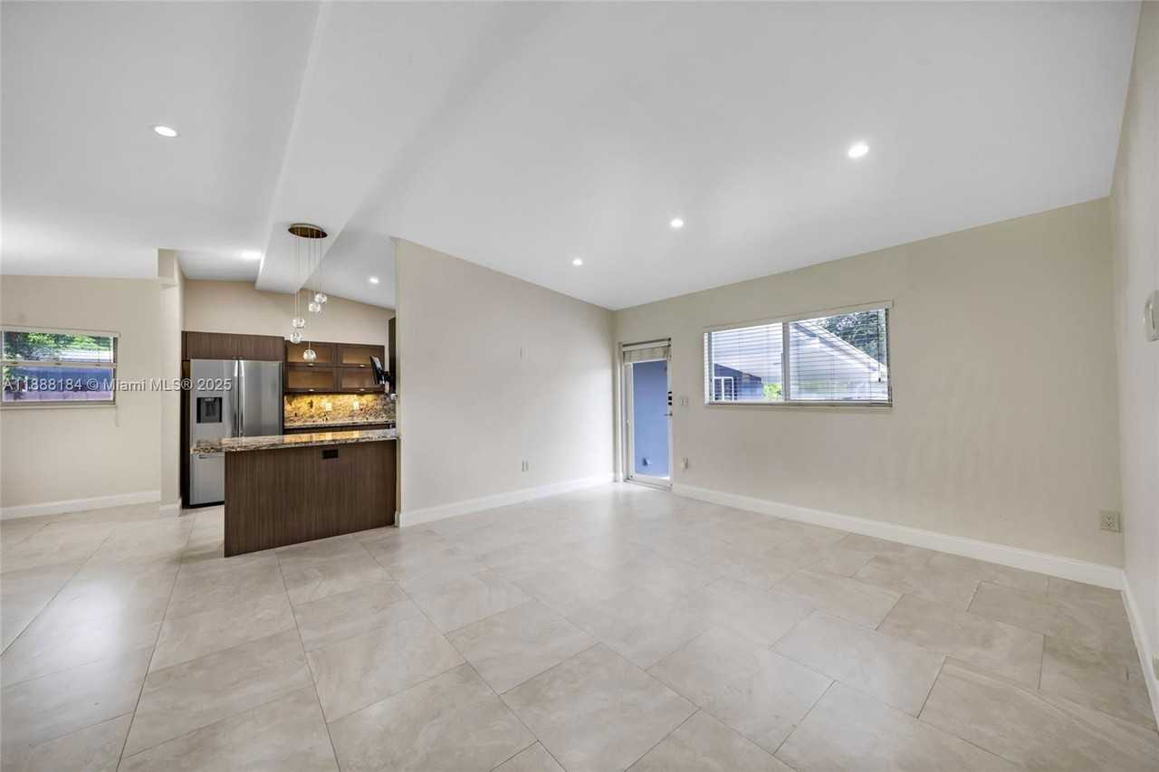 840 Ne 159th St - Photo 7 of 8