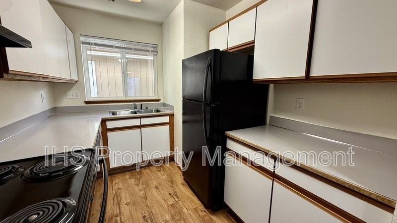 930 S Johnson St #B - Photo 3 of 12