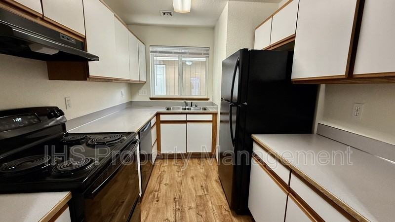 930 S Johnson St #B - Photo 4 of 12