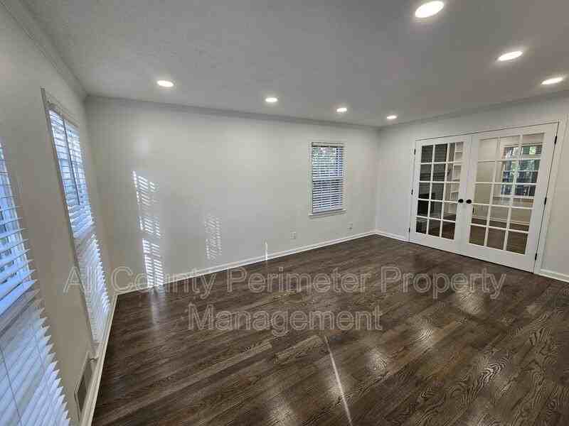 4536 Mountain Creek Dr Ne - Photo 5 of 17