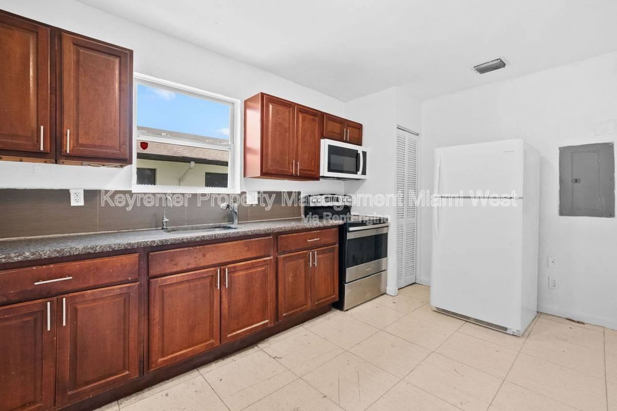 7770 Nw 9th Ave - Photo 6 of 10