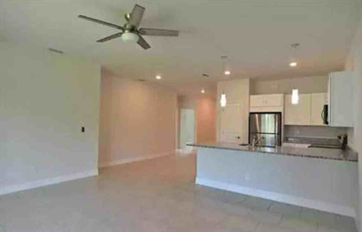 1035 San Cristobal Ave - Photo 3 of 10