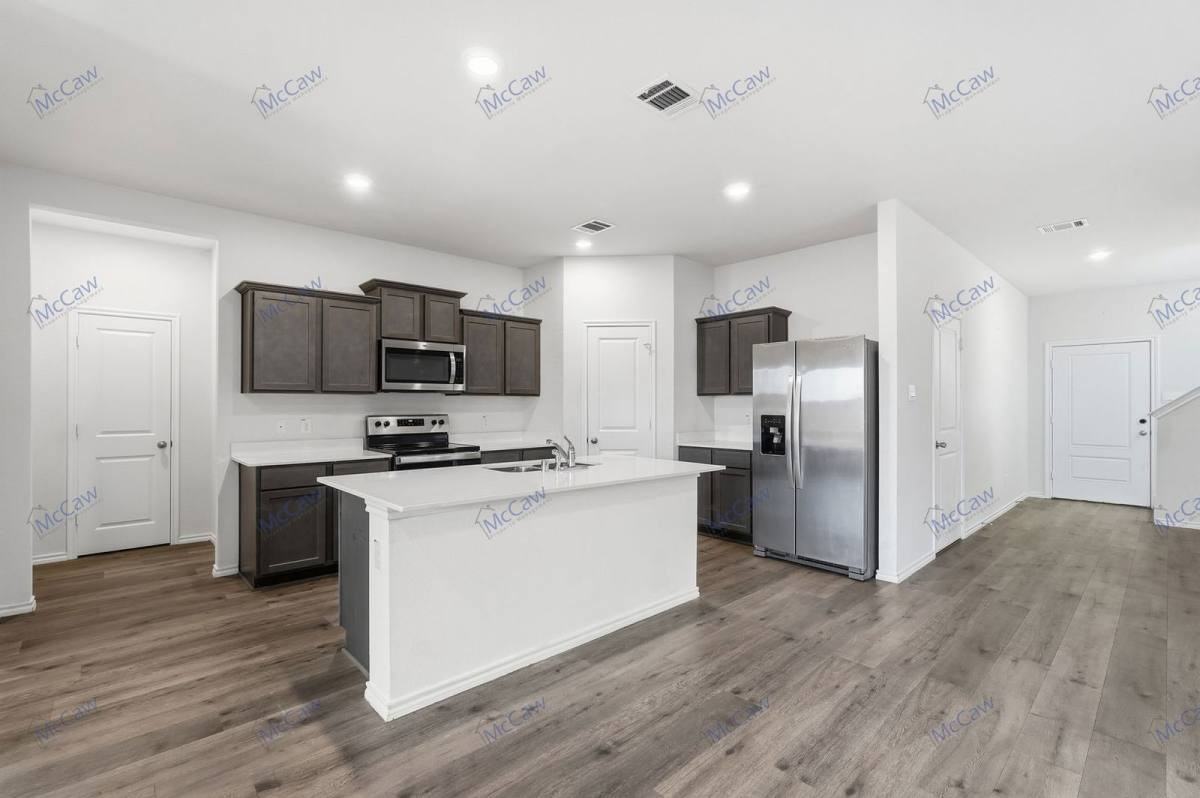 805 Trough St - Photo 3 of 10