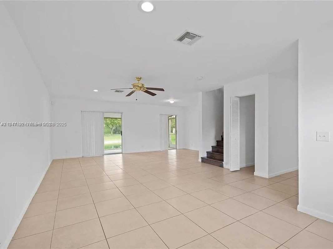 23170 Floralwood Ln - Photo 3 of 7