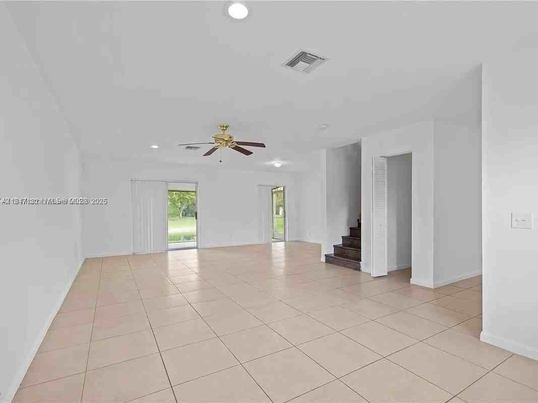 23170 Floralwood Ln - Photo 4 of 7