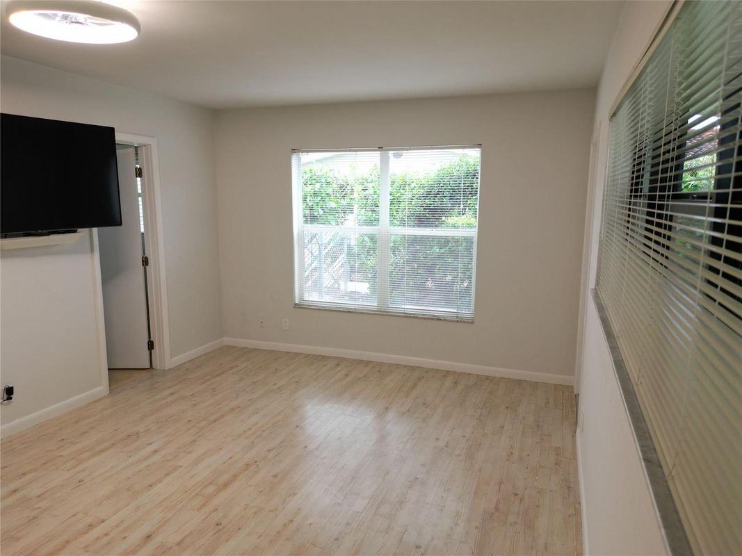 988 Sw 9th Ave - Photo 2 of 15