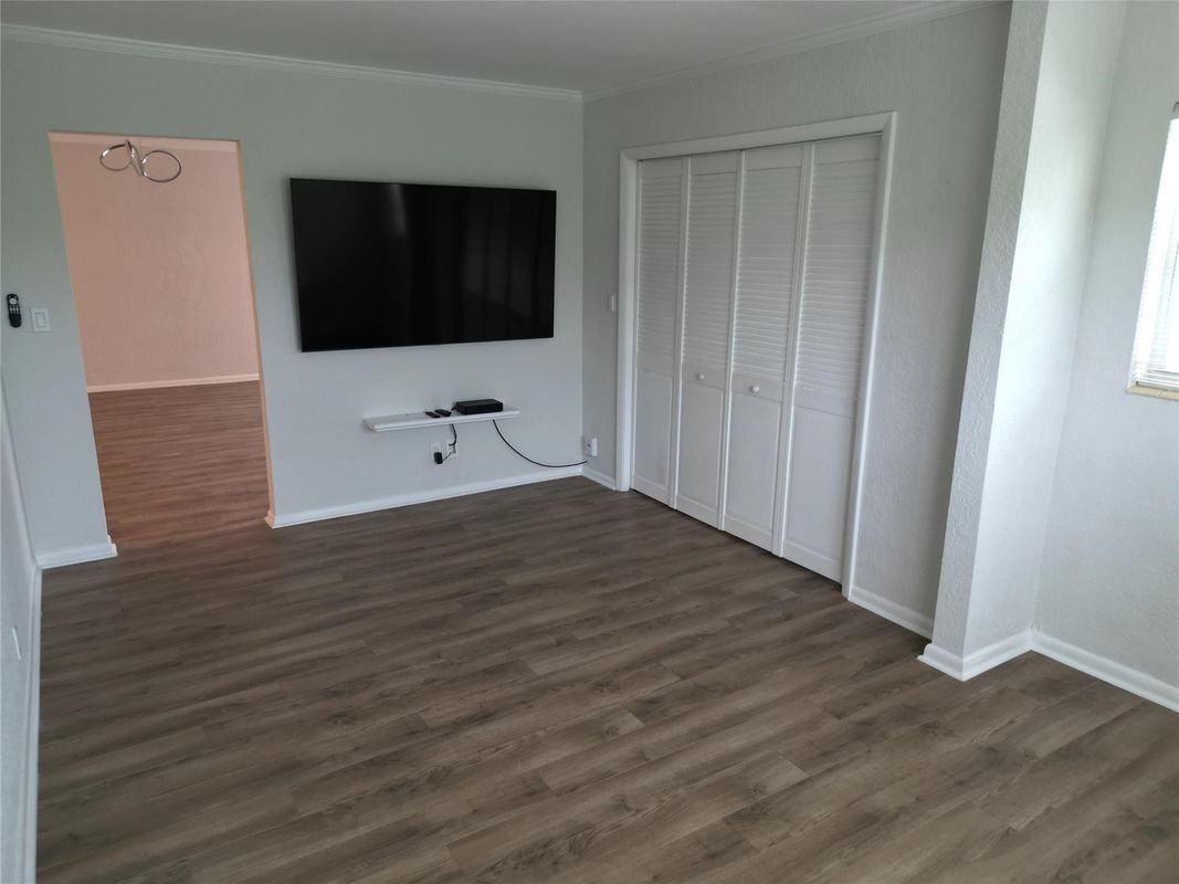 988 Sw 9th Ave - Photo 3 of 15