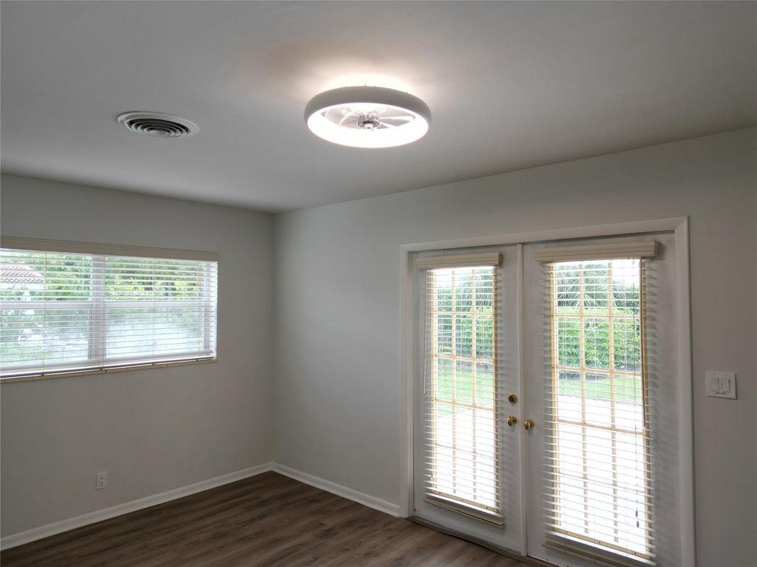 988 Sw 9th Ave - Photo 5 of 15