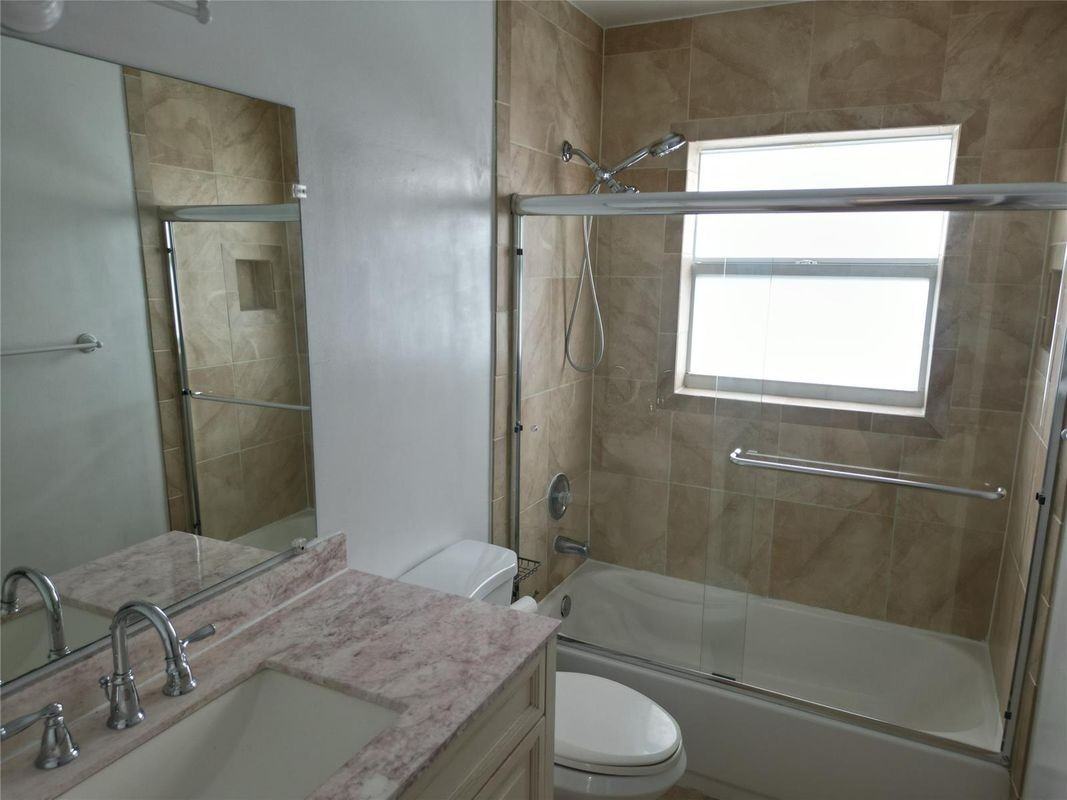 988 Sw 9th Ave - Photo 6 of 15