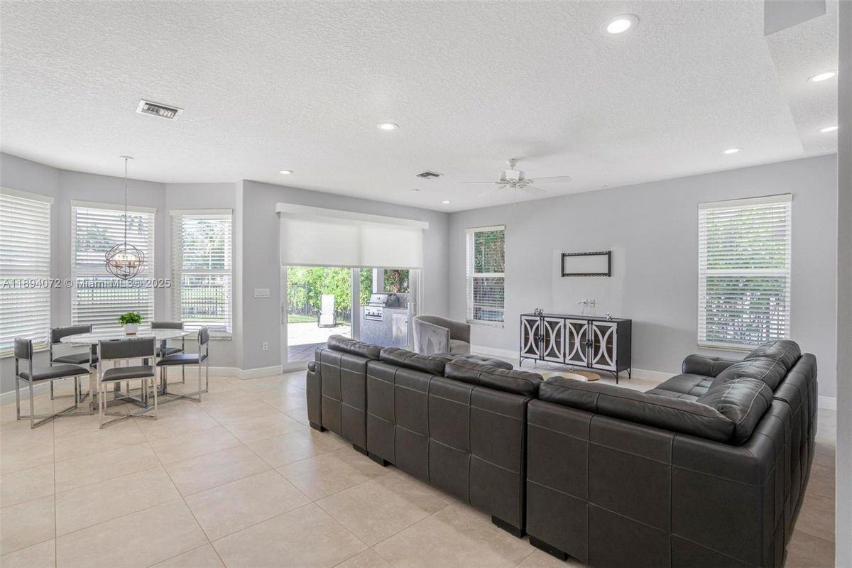 11750 Bayfield Dr - Photo 7 of 27