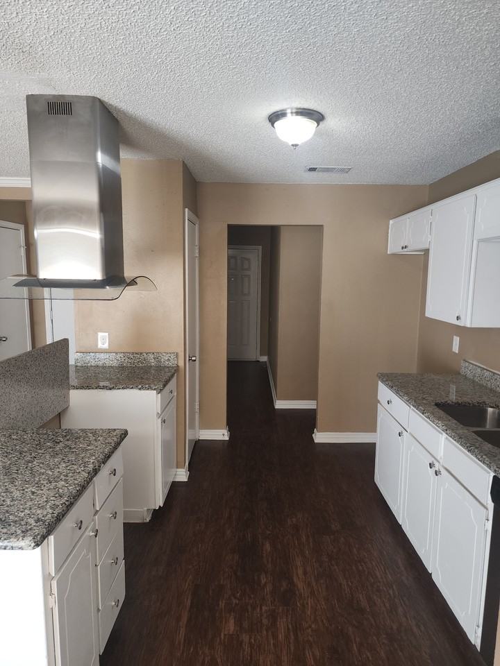 5325 Weddington Ct - Photo 5 of 16