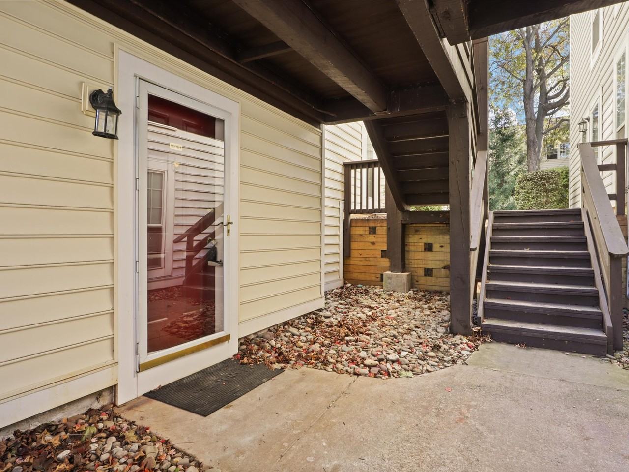 10064 Oakton Terrace Rd - Photo 5 of 42