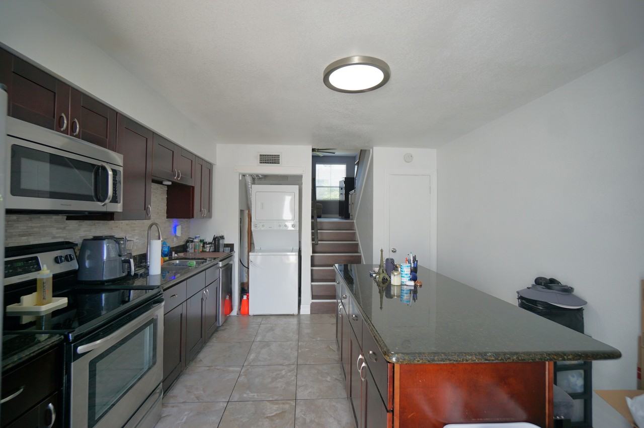 4515 La Capri Court - Photo 3 of 33