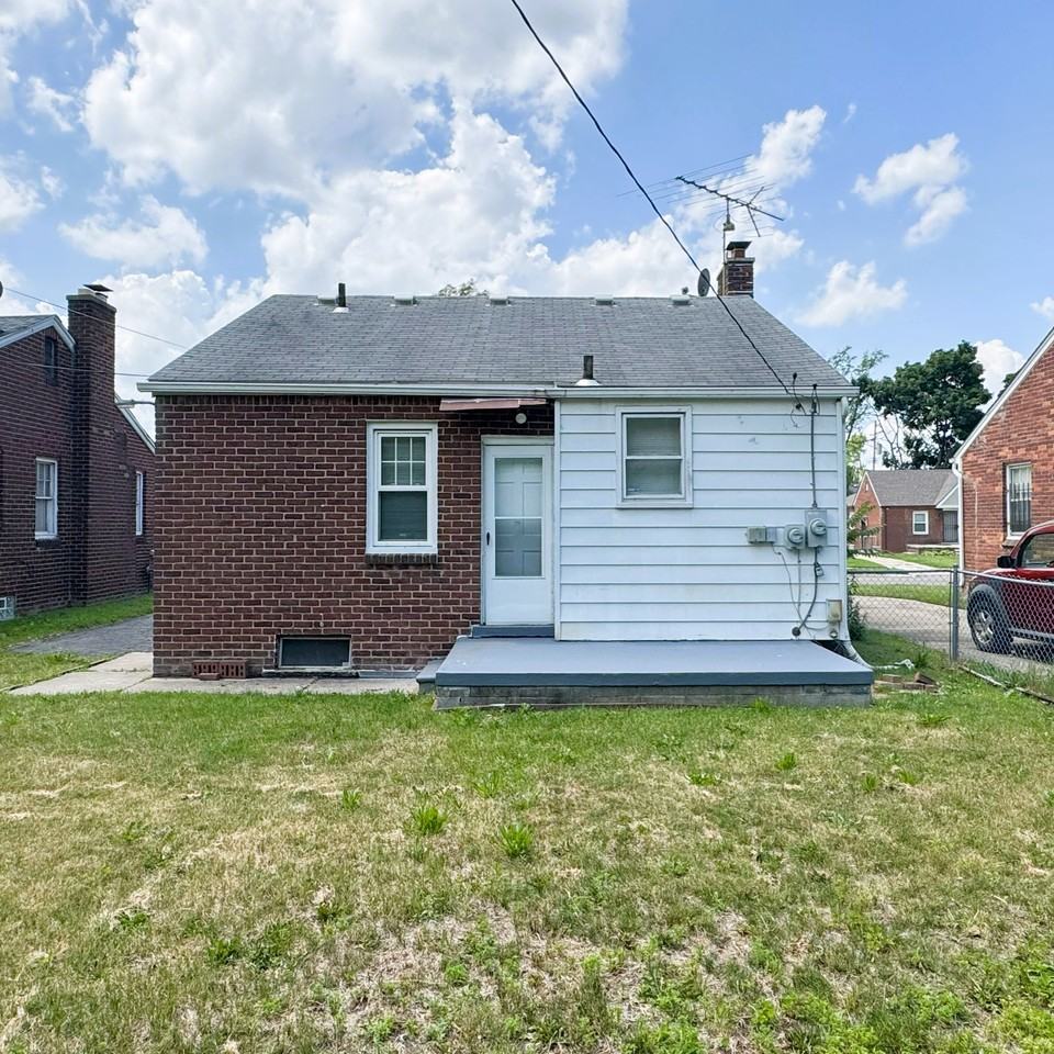 18286 Oakfield St - Photo 3 of 12