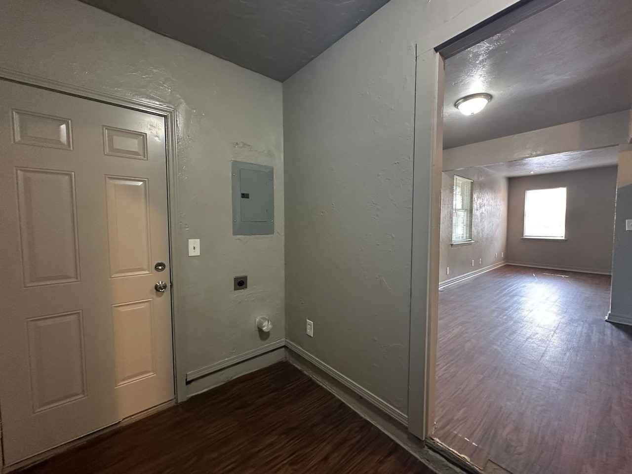 8204 North Harvey Place - Photo 5 of 50