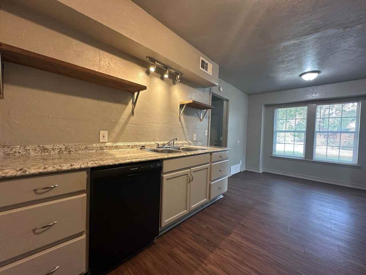 8204 North Harvey Place - Photo 6 of 50