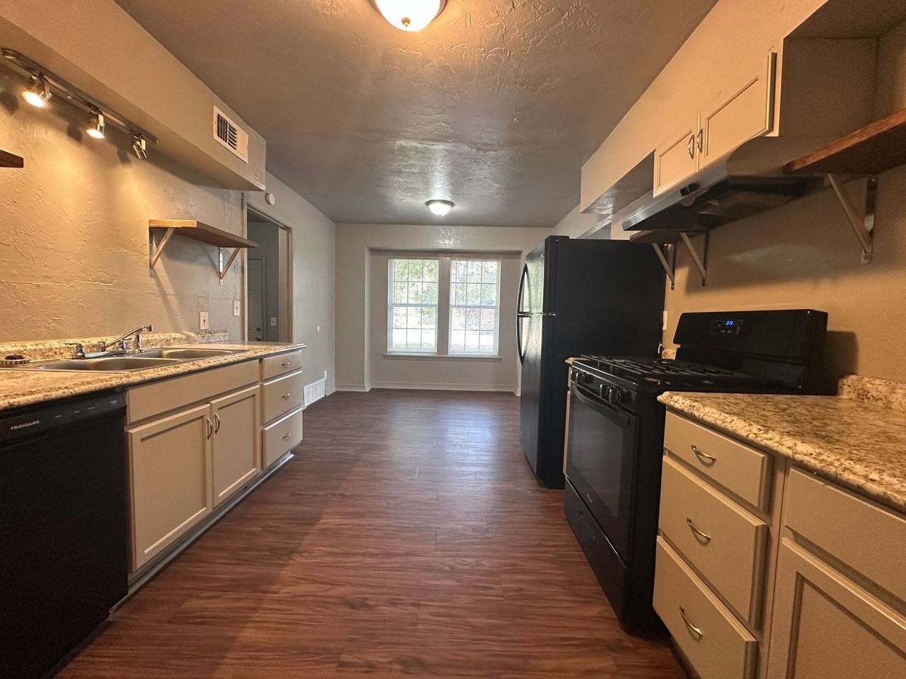 8204 North Harvey Place - Photo 7 of 50