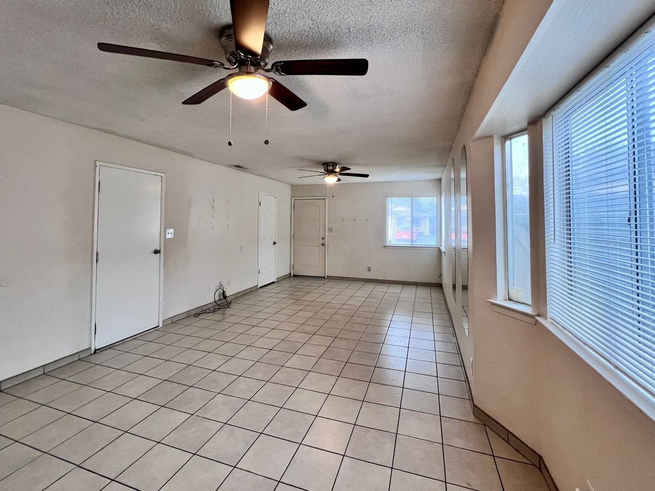 4122 N Cornelia Ave - Photo 4 of 18