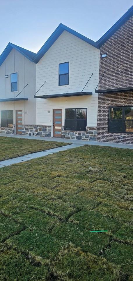 211 E Lyndale - Photo 2 of 10