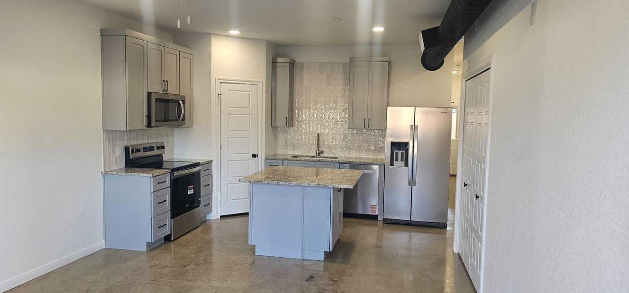 211 E Lyndale - Photo 3 of 10