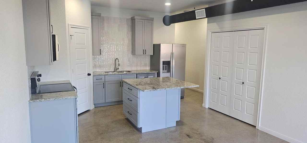 211 E Lyndale - Photo 4 of 10