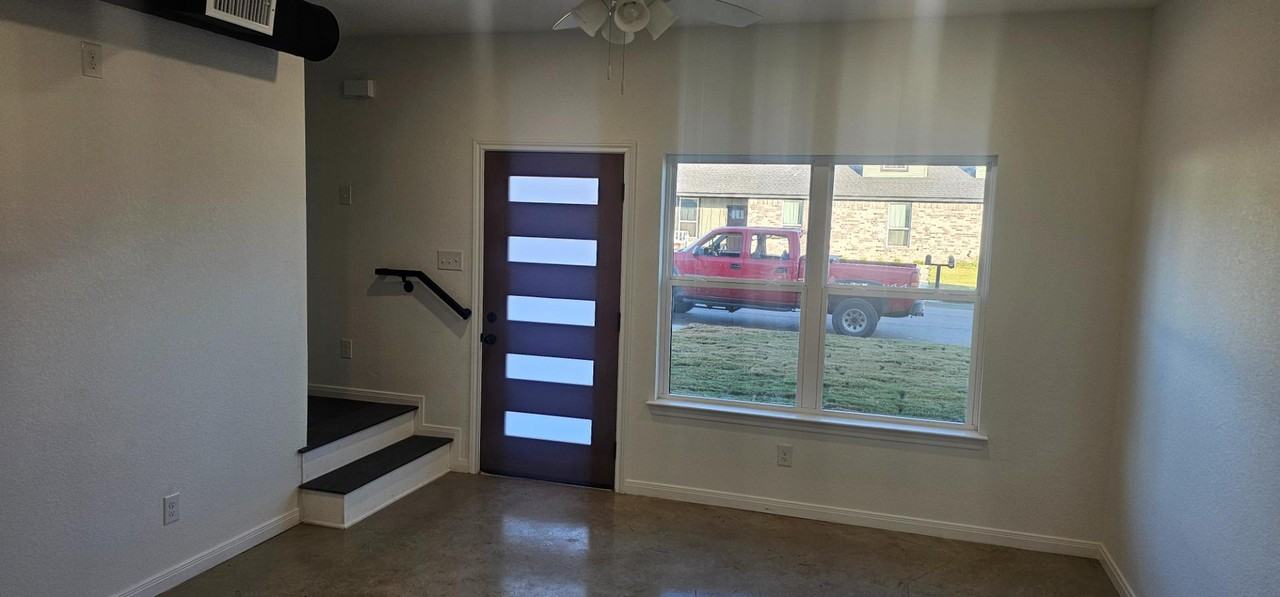 211 E Lyndale - Photo 5 of 10