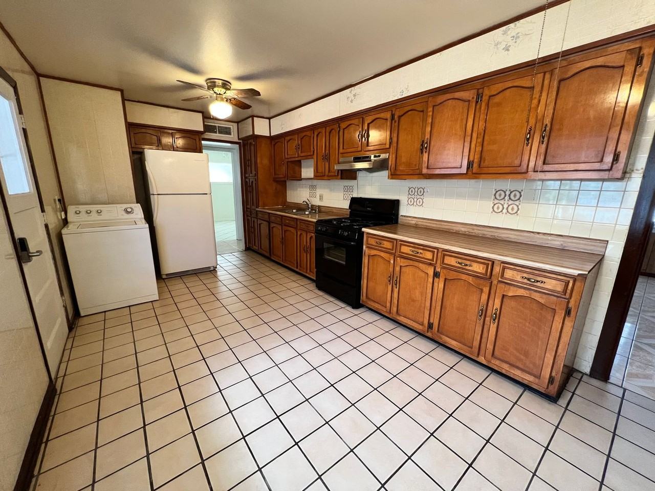 1516 Oakdale St - Photo 7 of 14