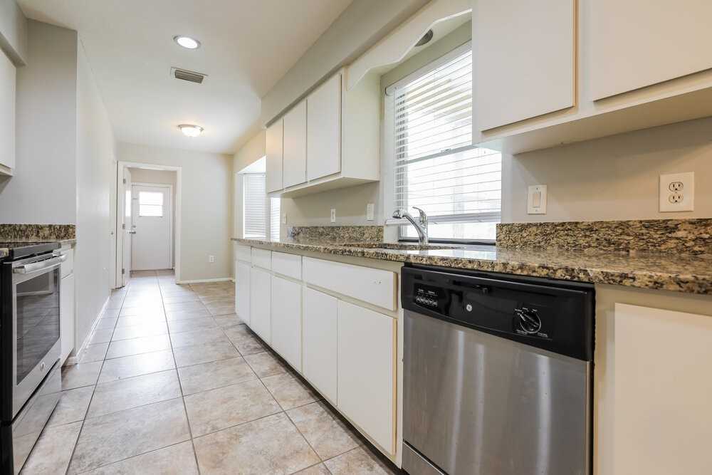 17145 Urban Ave - Photo 7 of 16