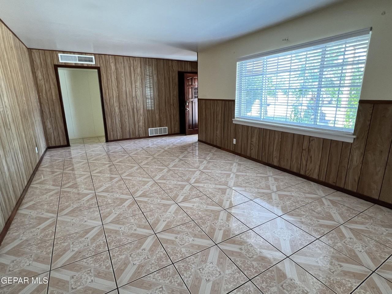 1516 Oakdale St - Photo 2 of 15