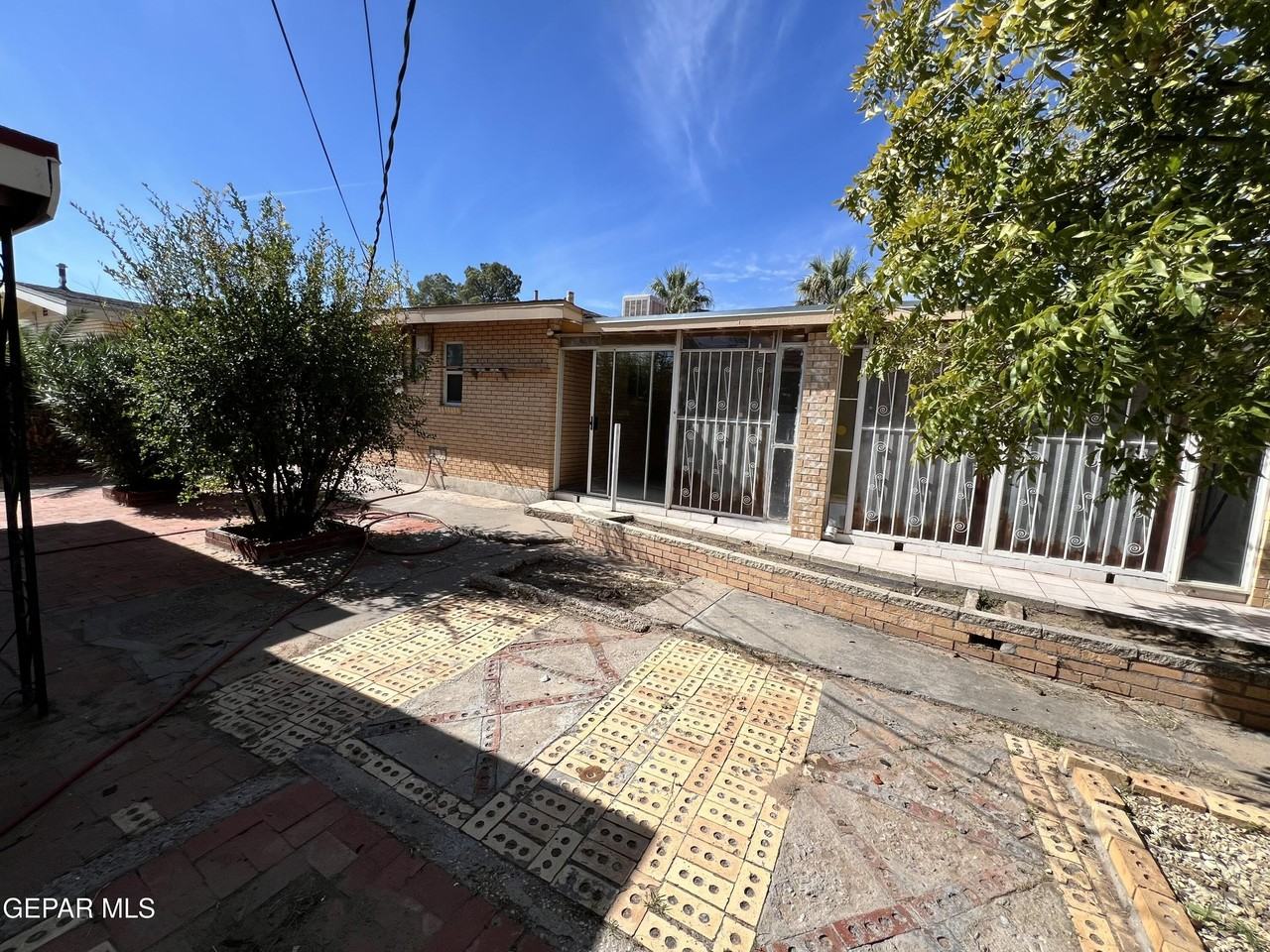 1516 Oakdale St - Photo 4 of 15