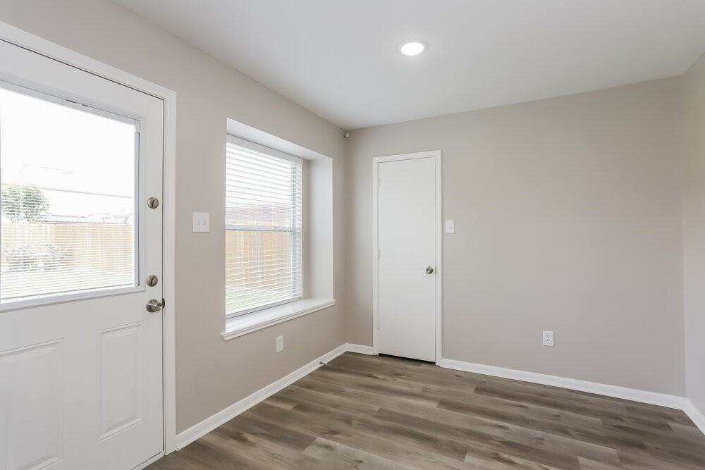 2431 Fox River Ln - Photo 7 of 17