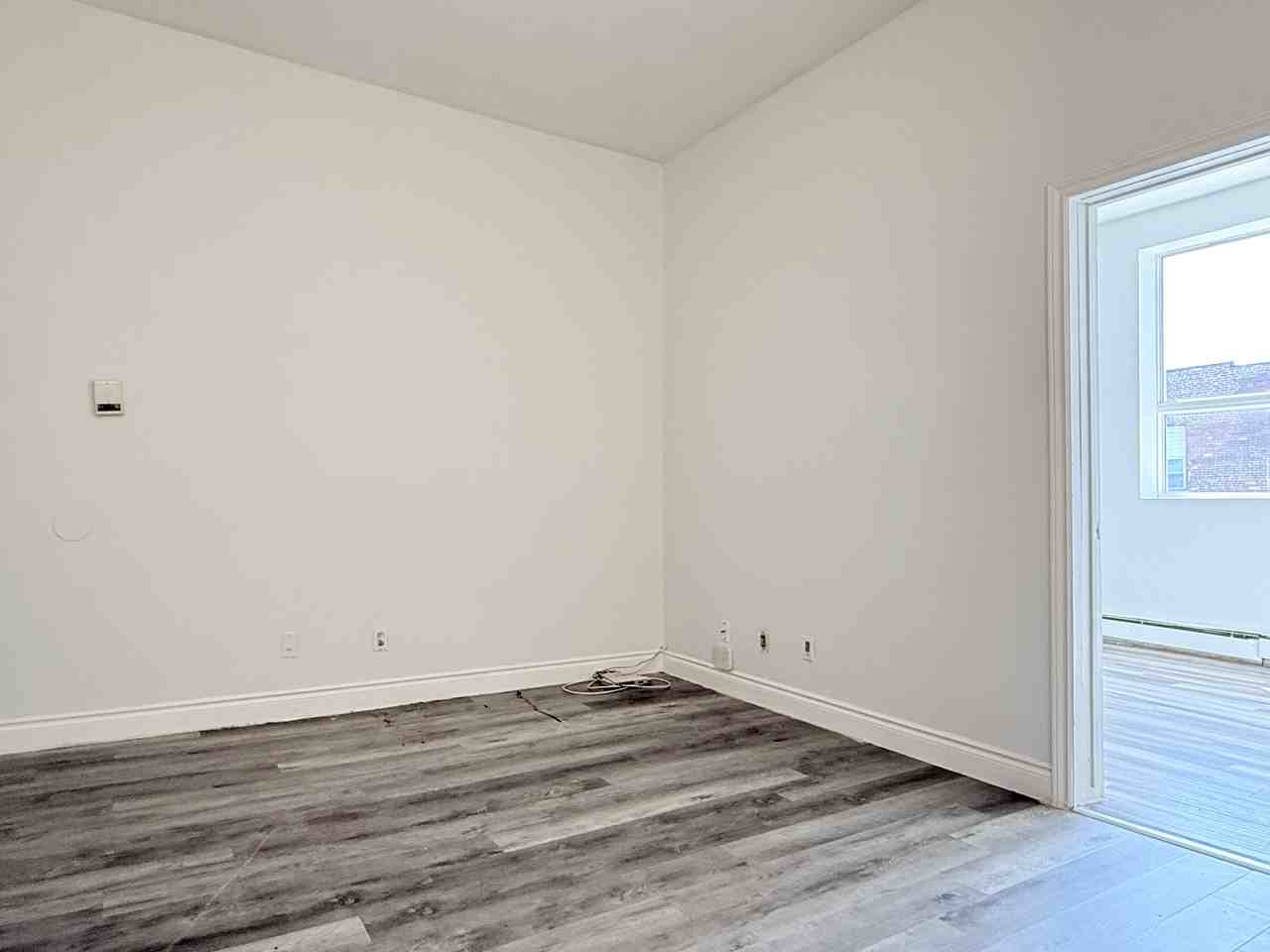 1188 Wyandotte St E #4 - Photo 4 of 9