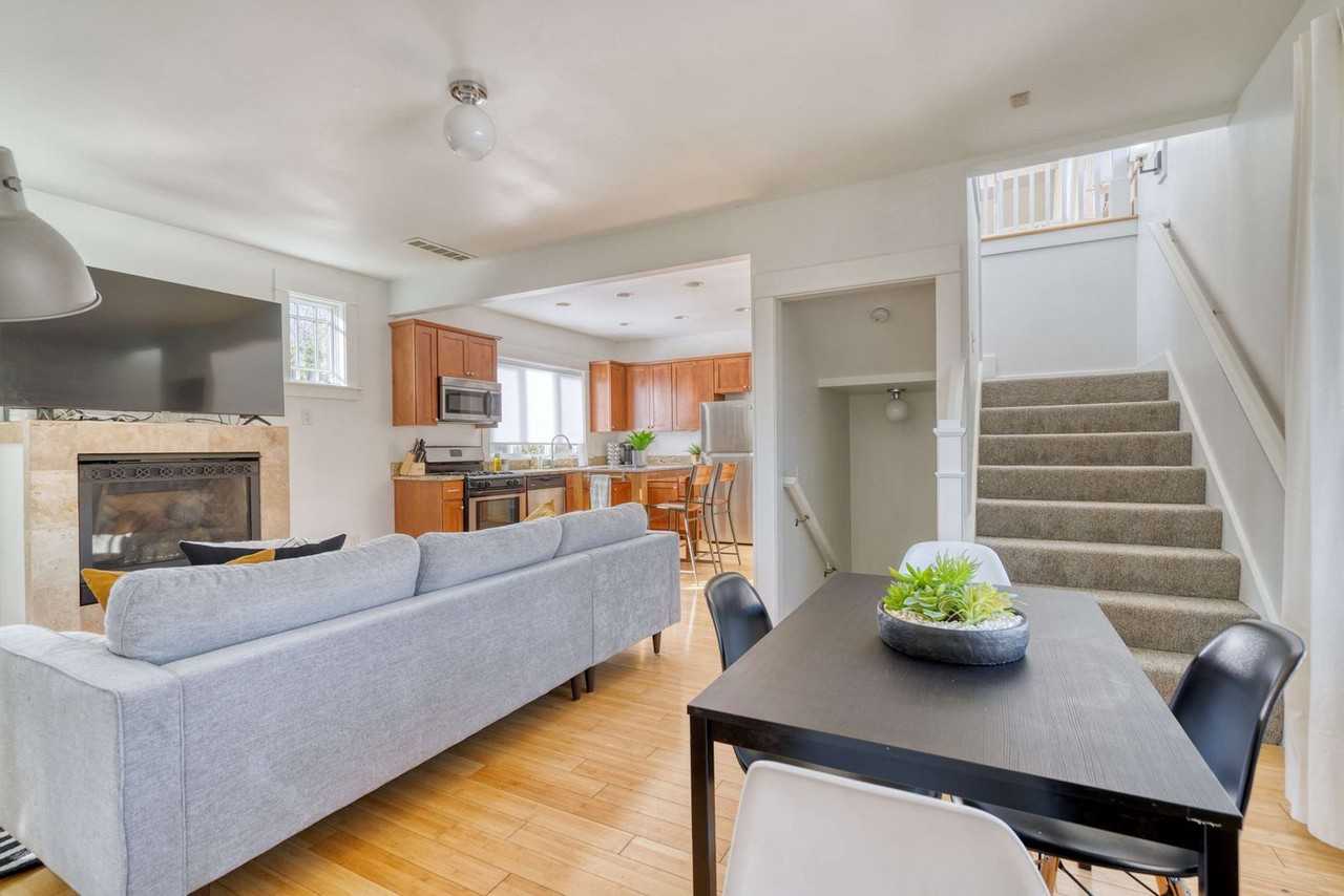 915 Se 29th Ave #1309869P - Photo 2 of 40