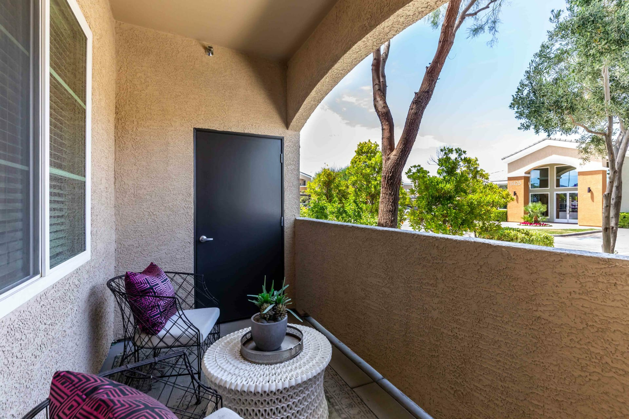 Elysian St Rose - Photo 6 of 13