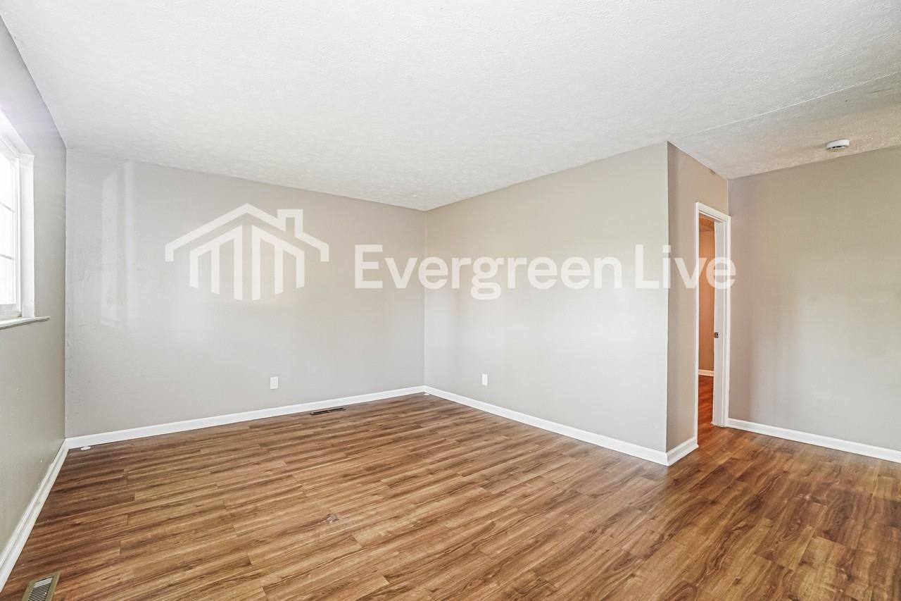 1519 Grovewood Dr - Photo 3 of 15